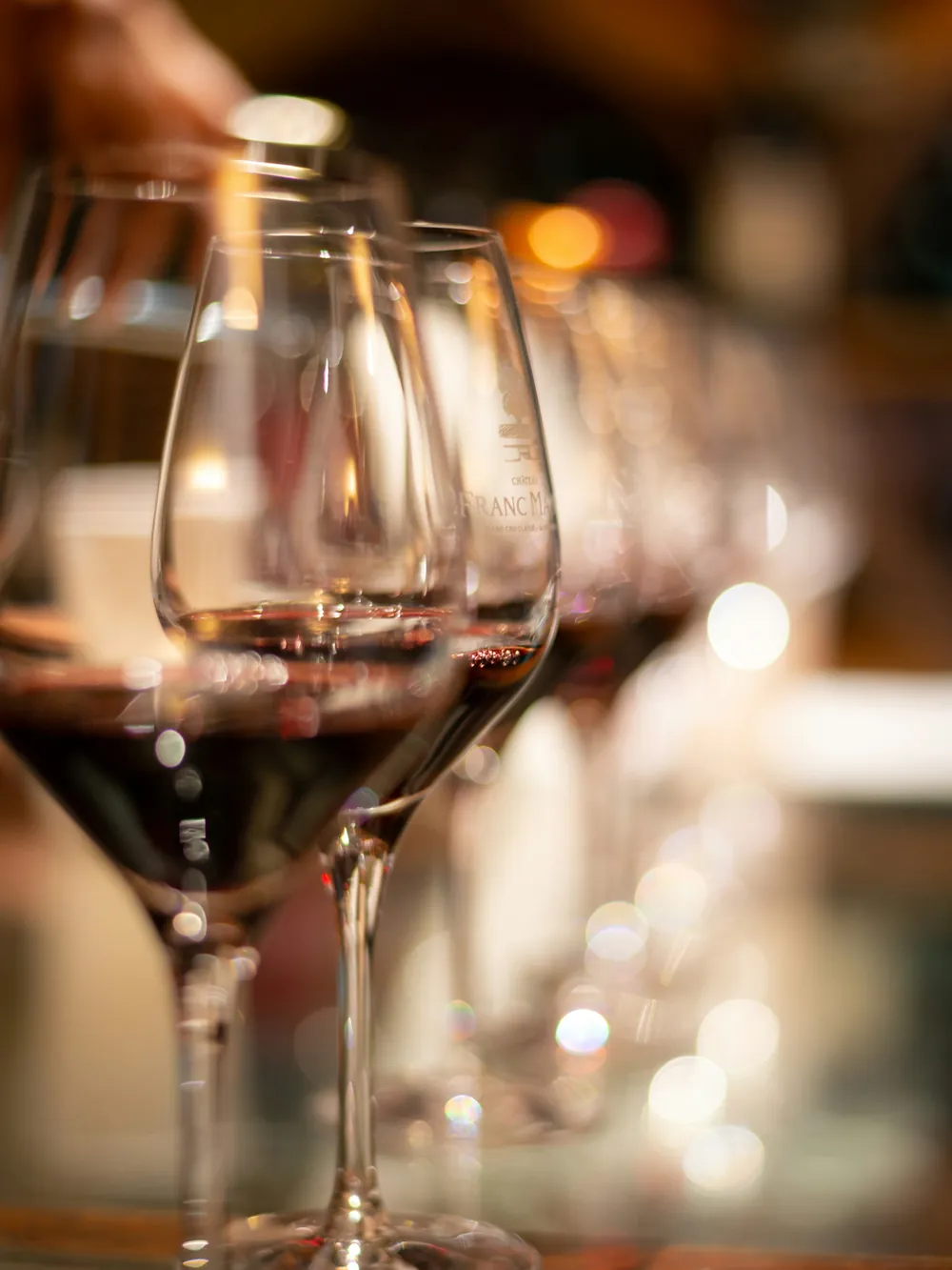Verres de vin rouge alignés sur le comptoir de la brasserie