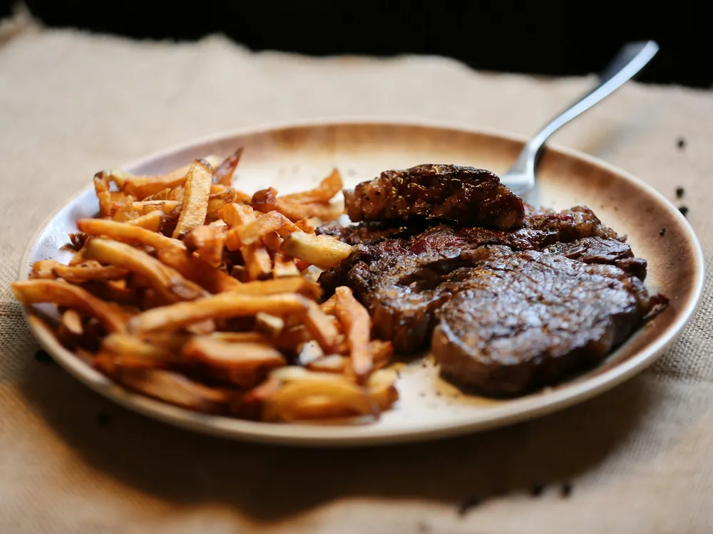 Entrecôte grillée accompagnée de frites maison dorées