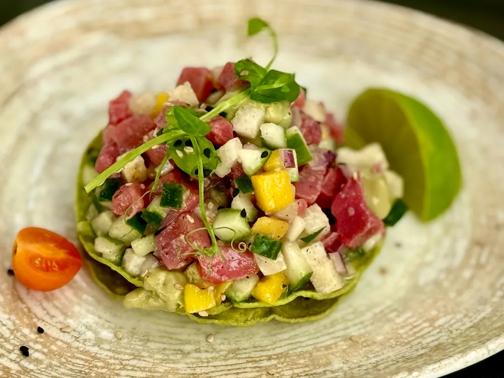 Tartare de thon rouge à la mangue et au citron vert dressé à l'assiette